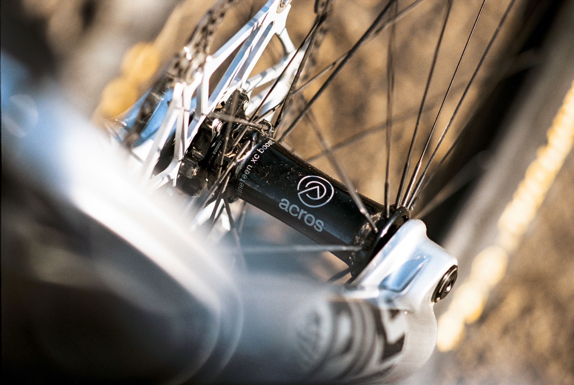 Sour-Crumble-acros-bikeportrait-2023_web-6