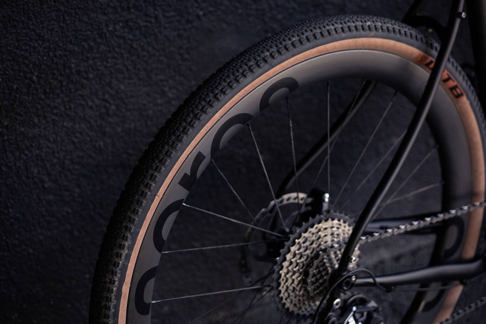 acros_allroad-disc-carbon-wheelset_Launch_2_rechts