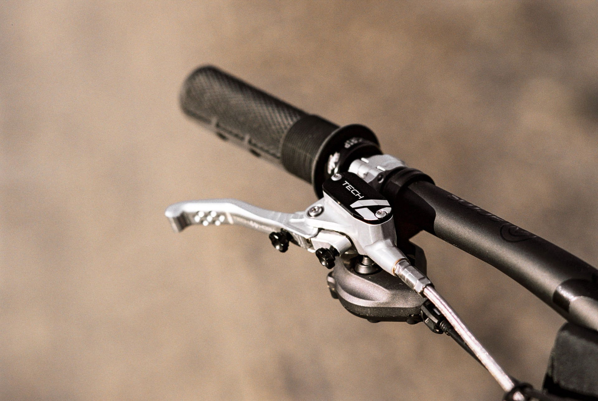 Sour-Crumble-acros-bikeportrait-2023_web-9