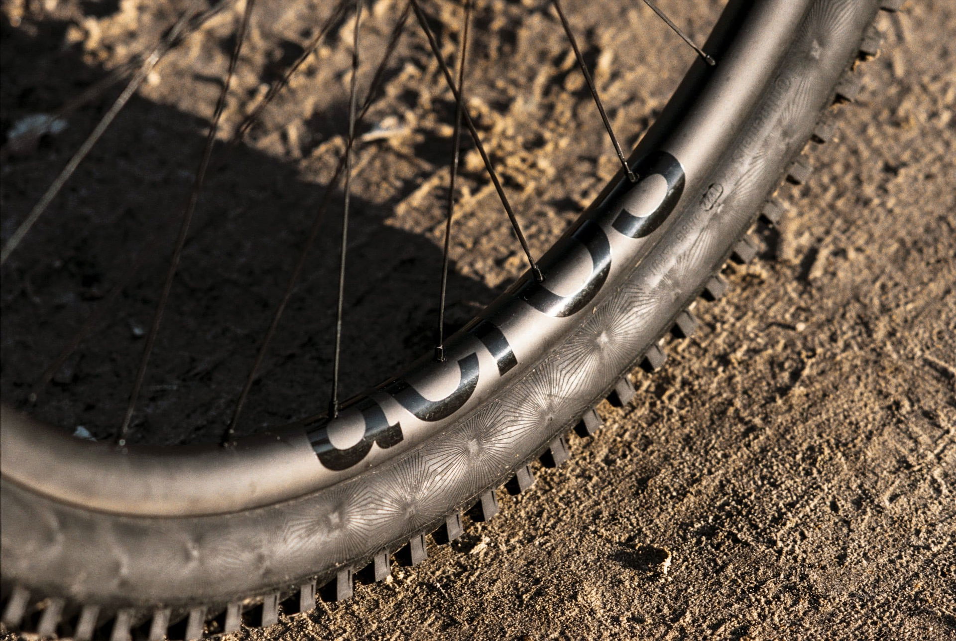 Sour-Crumble-acros-bikeportrait-2023_web-7